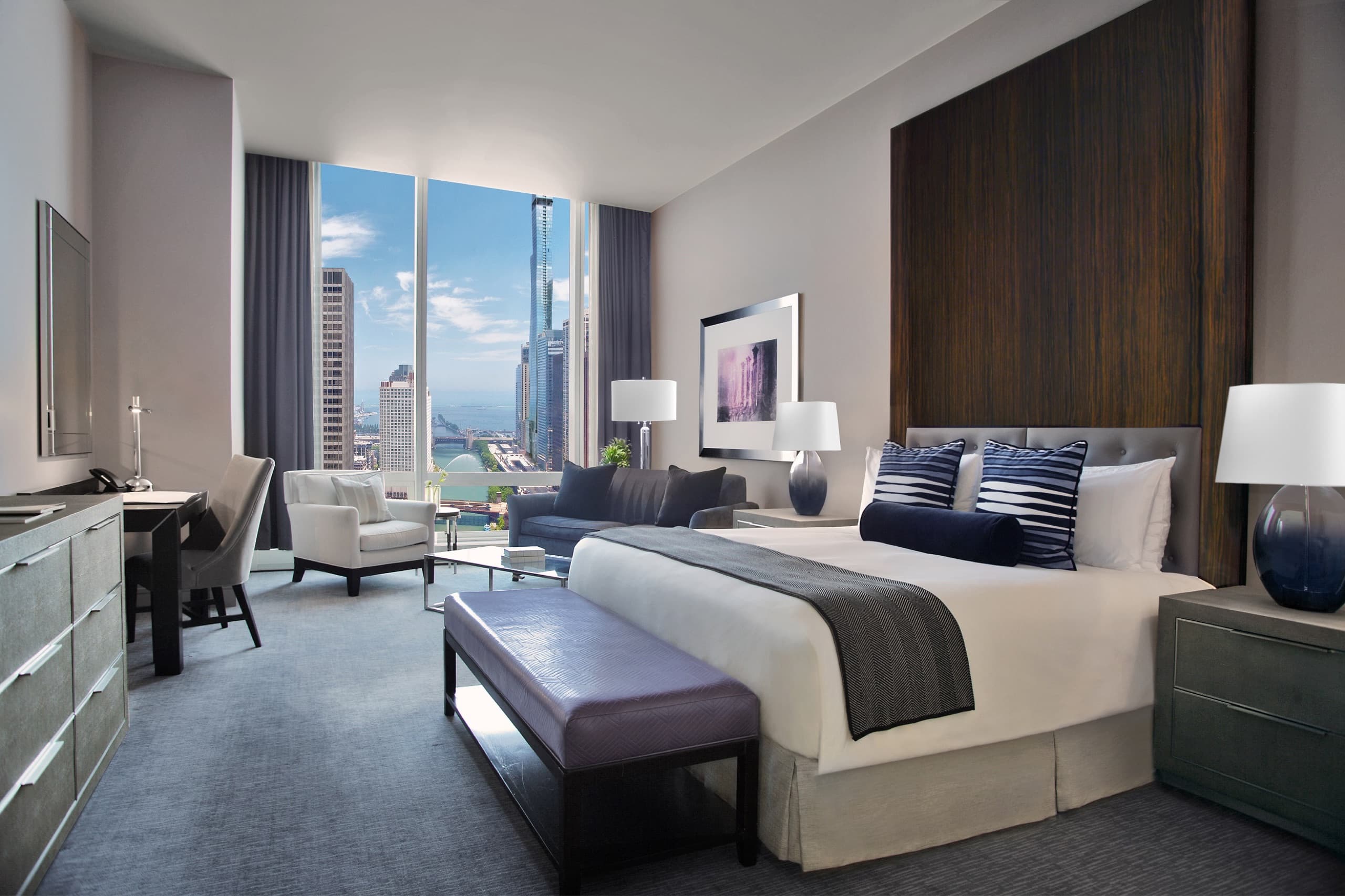 Deluxe King River View Room with skyline windows