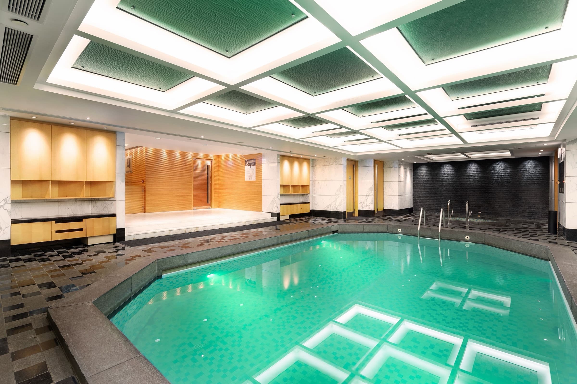 Kowloon Shangri-La, Hong Kong — pool