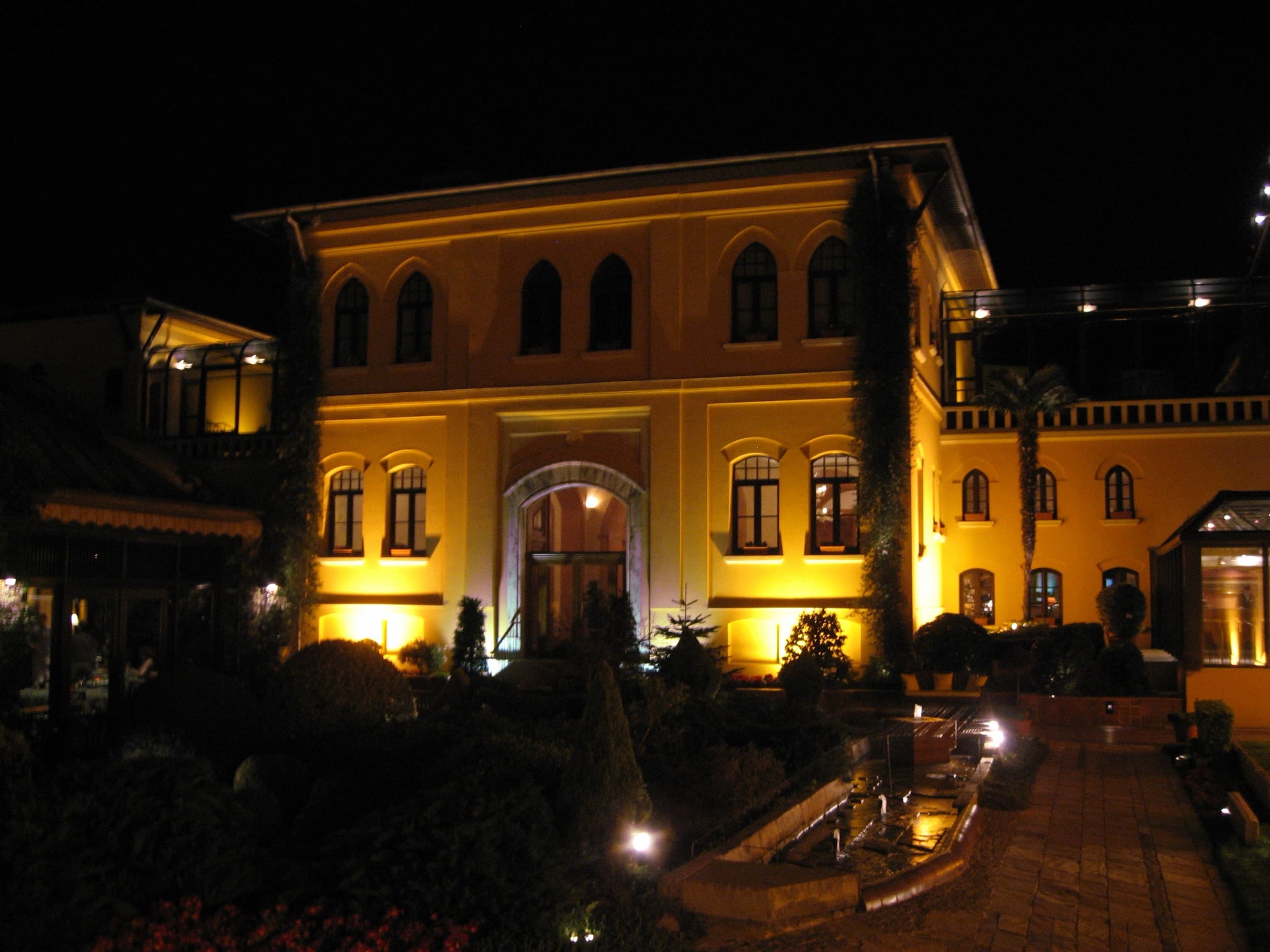 Four Seasons Hotel Istanbul at Sultanahmet — garden