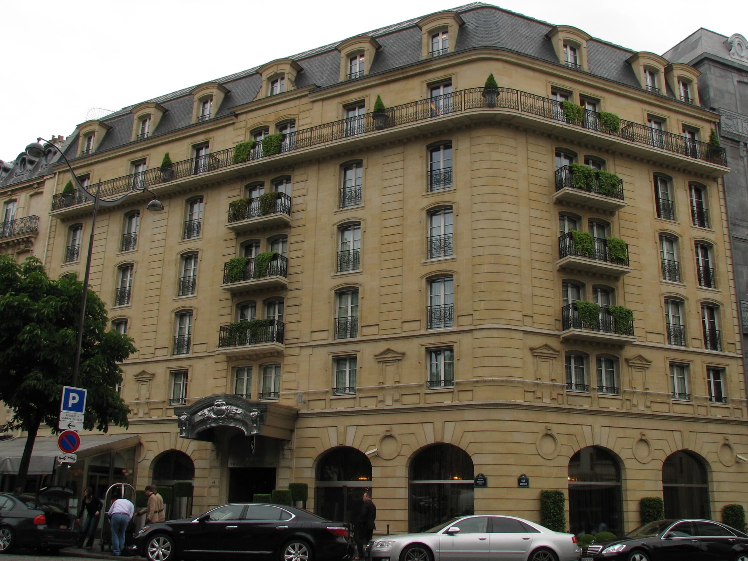 Hôtel Barrière Fouquet's Paris — exterior