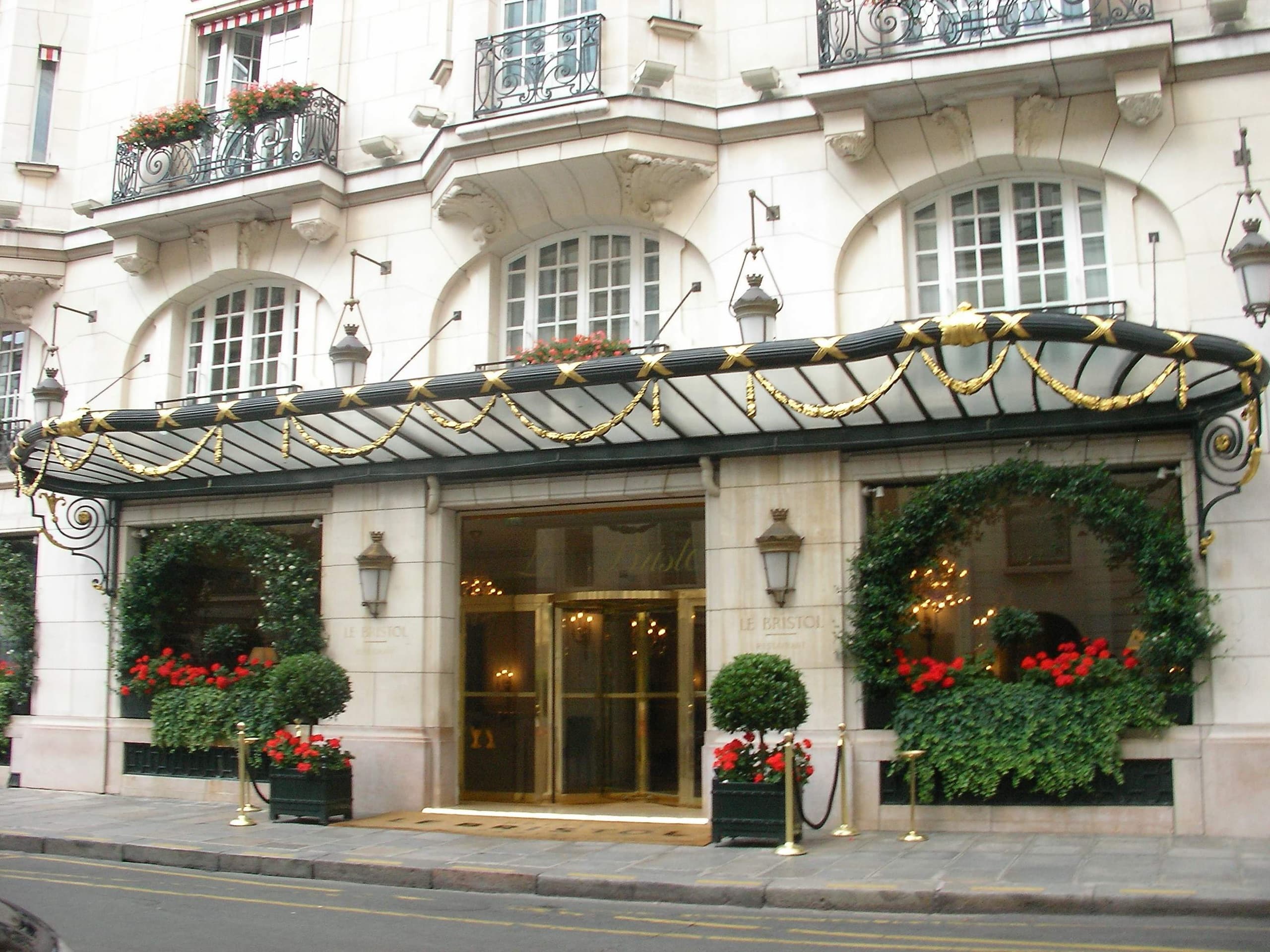Le Bristol Paris — exterior