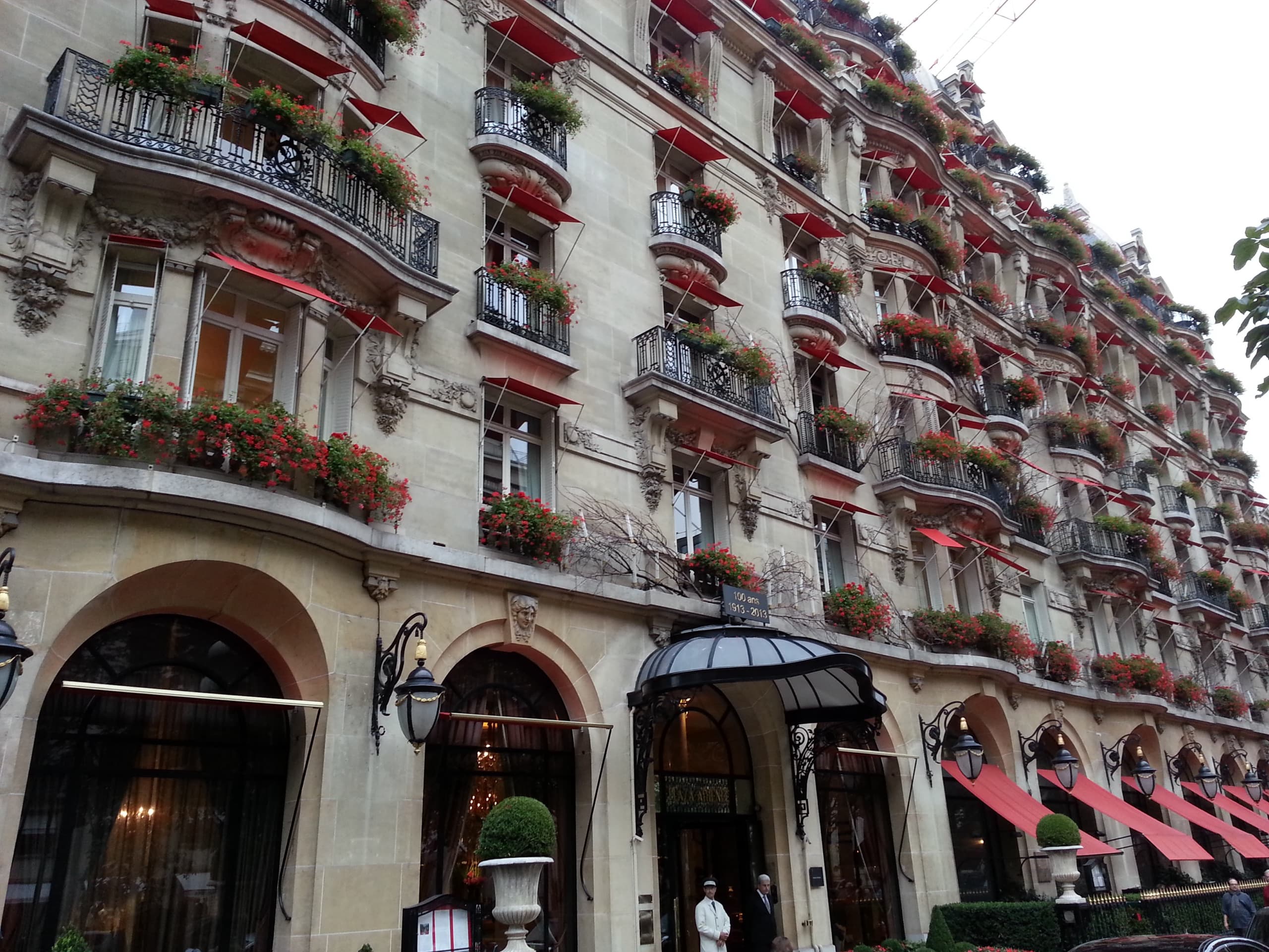 Hôtel Plaza Athénée, Dorchester Collection — exterior