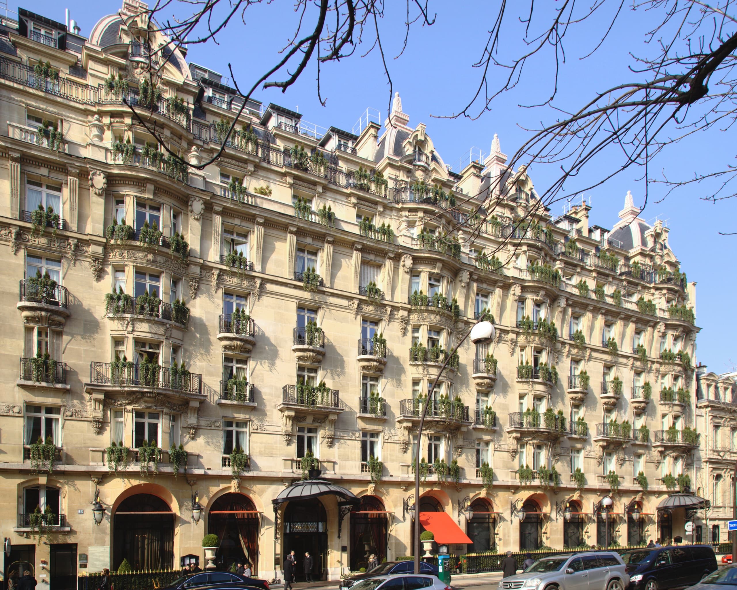 Hôtel Plaza Athénée, Dorchester Collection — exterior