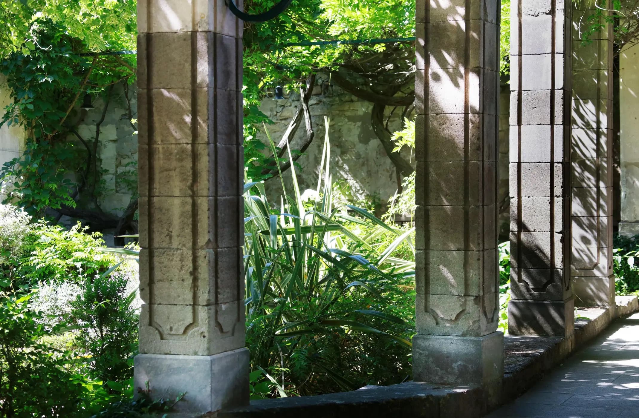 Le Prieuré-Baumanière — garden