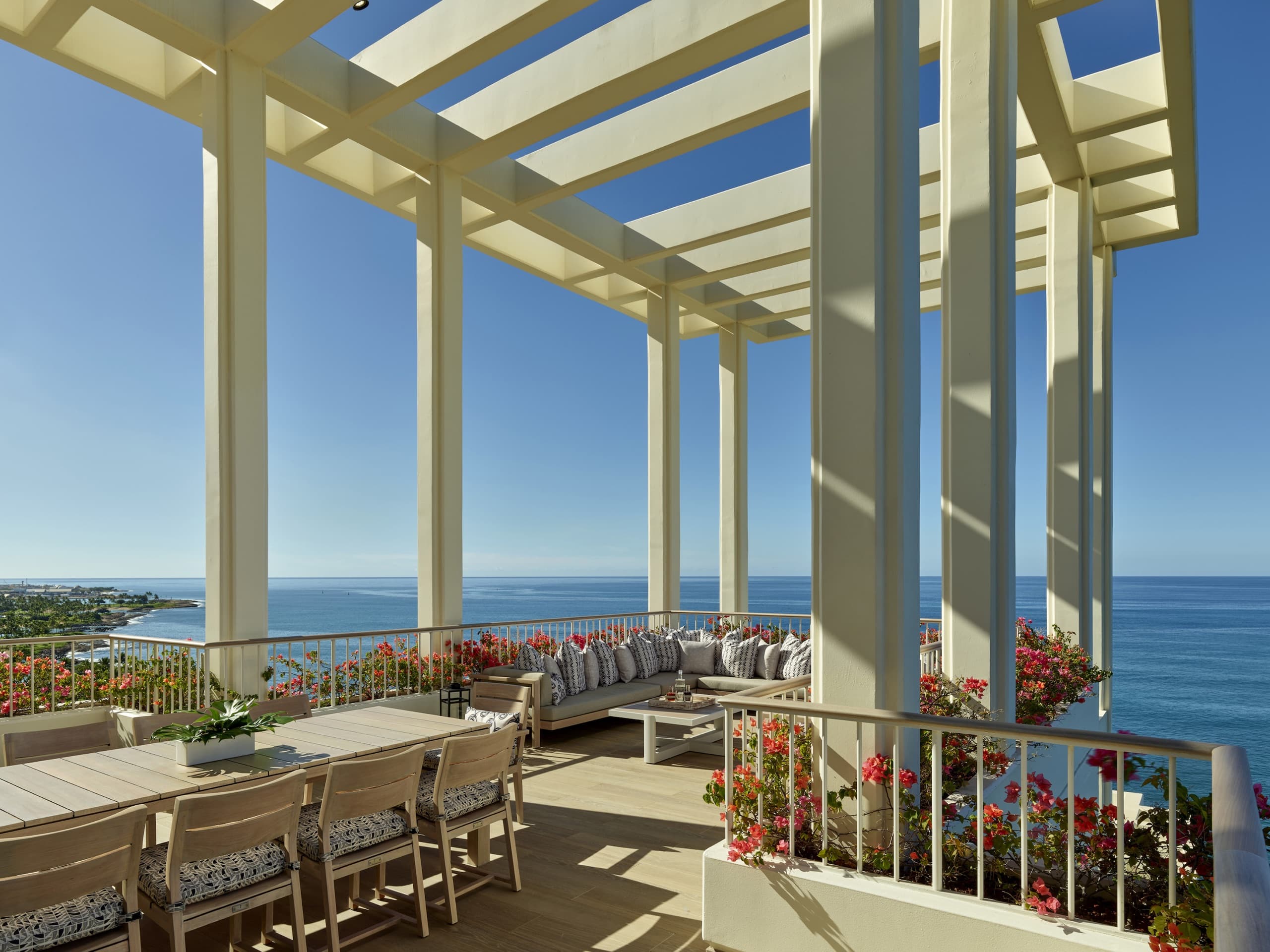 Penthouse Suite - 17th-floor rooftop pergola terrace over the ocean