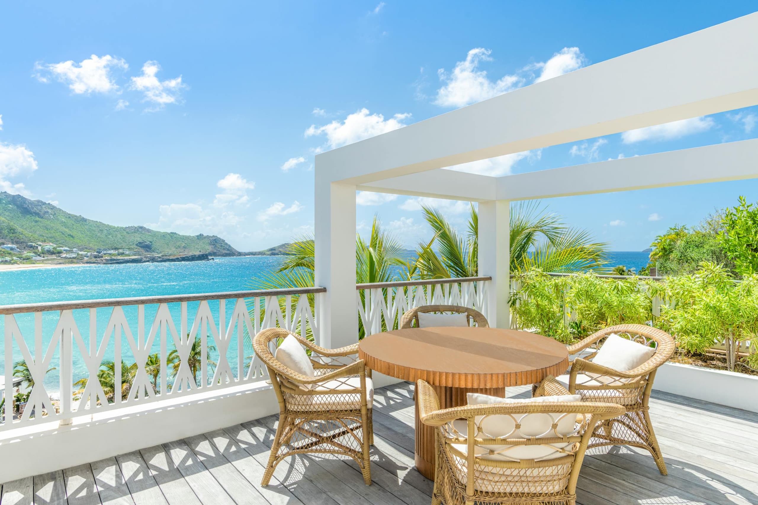 Ocean Suite terrace with pergola and dining table over Flamands bay