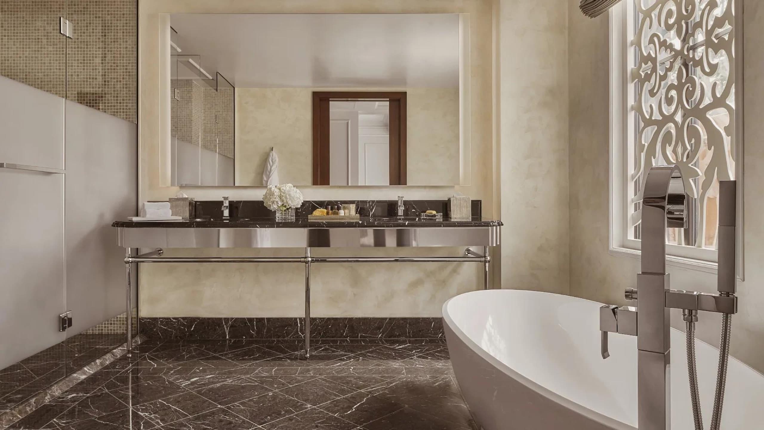Rosewood Suite living room (one-bedroom suite, 861 sq ft, Room 306)