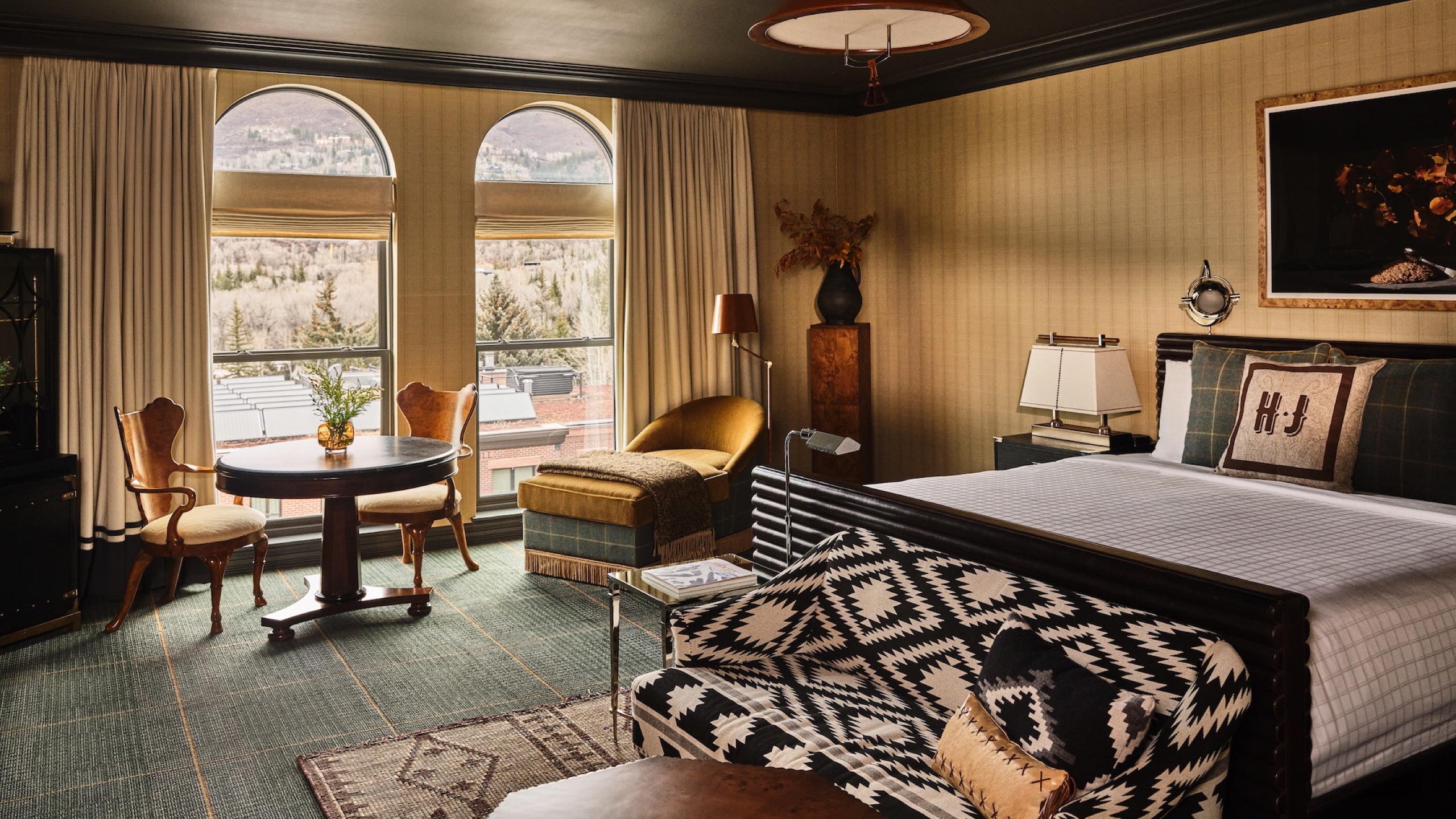 Junior Suite King with arched windows and sitting area