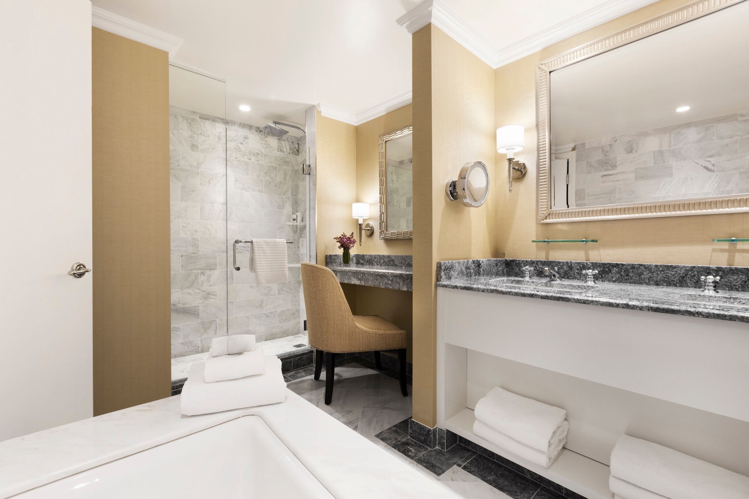 Harbor View Deluxe Room: king bed, seating alcove and skyline window