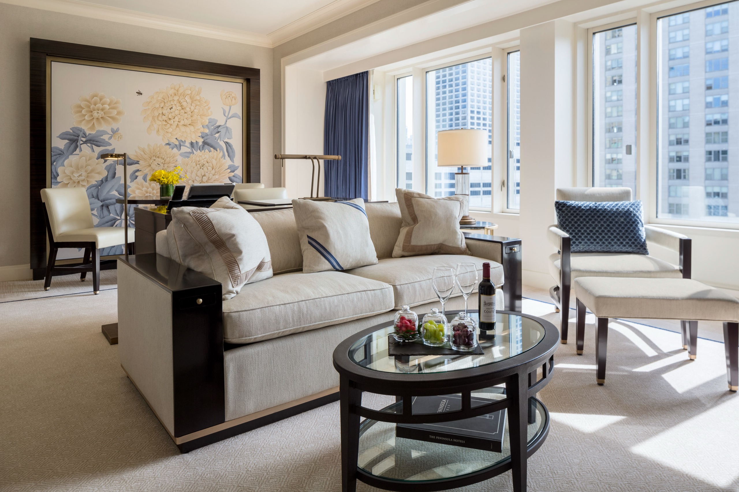 Michigan Avenue Suite (junior suite) parlour with floral art panel