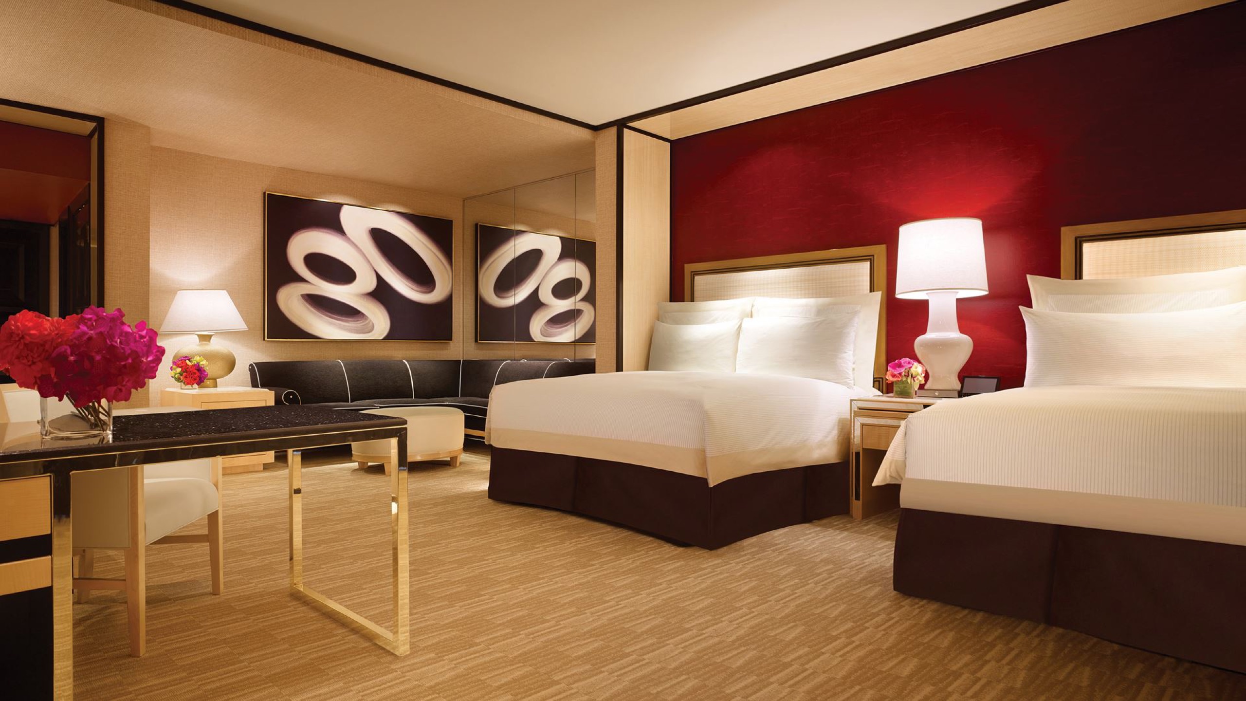 Encore Tower Suites King — bedroom