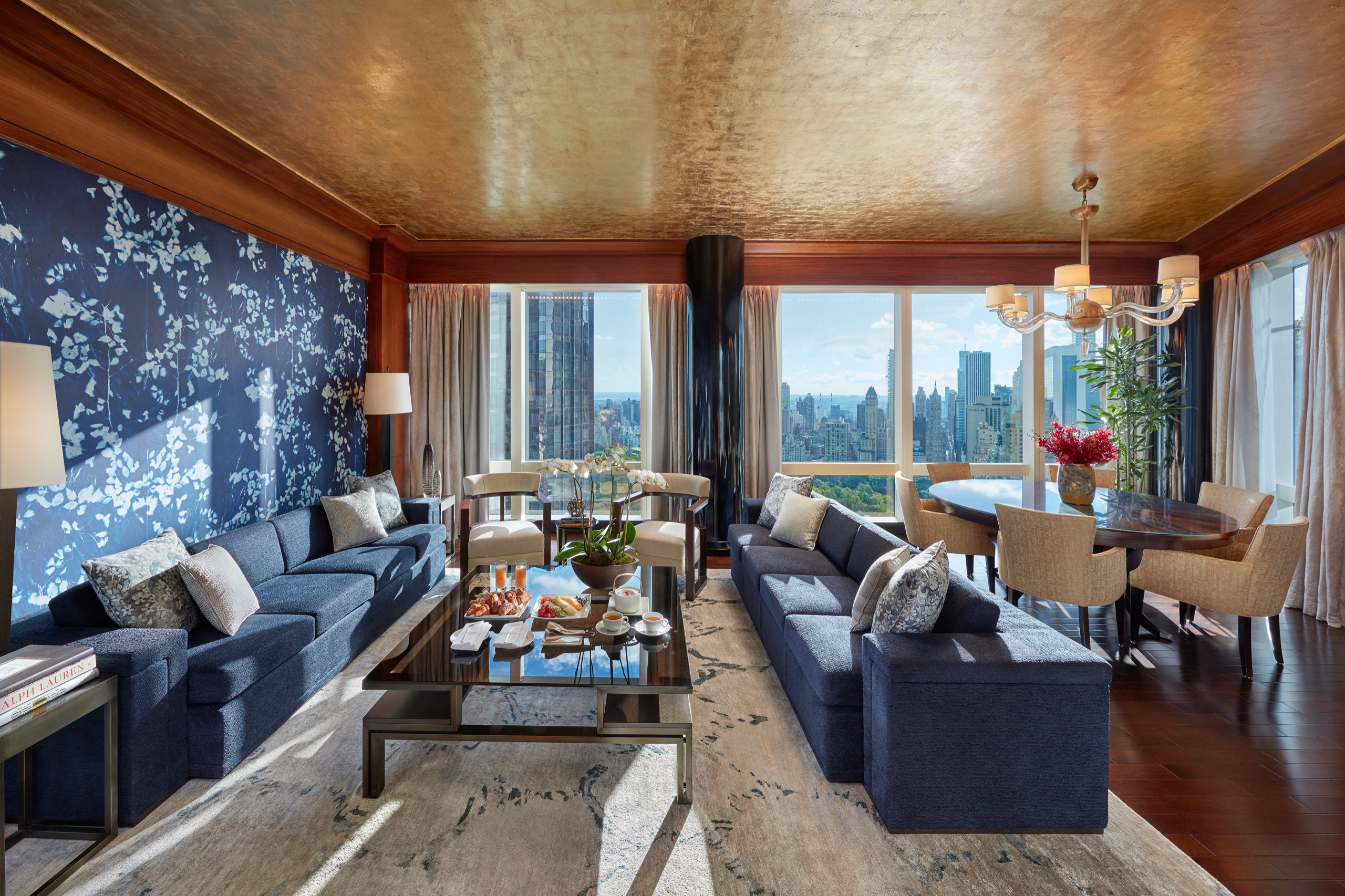 Suite 5000 — living room