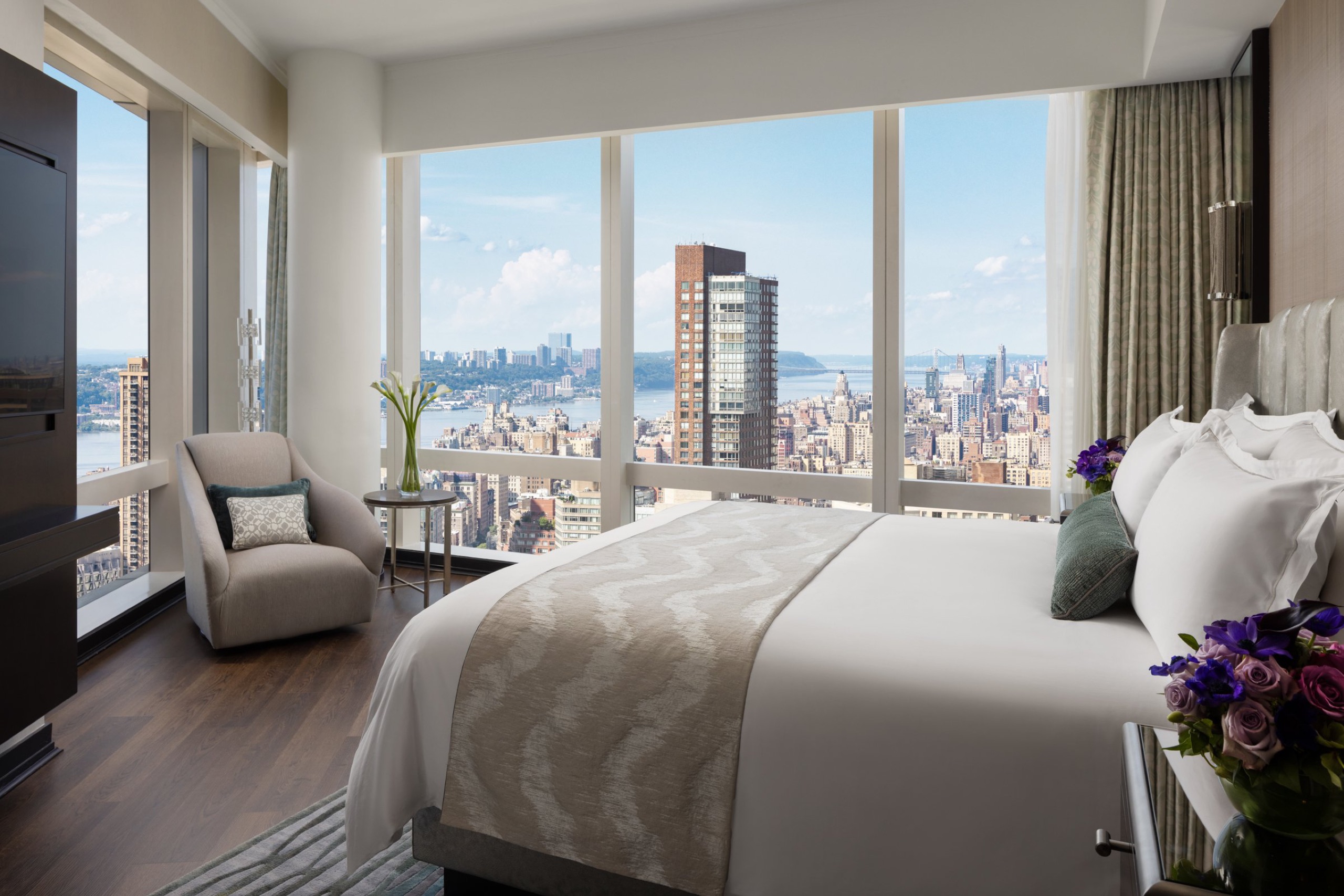 Hudson River View Suite — living room