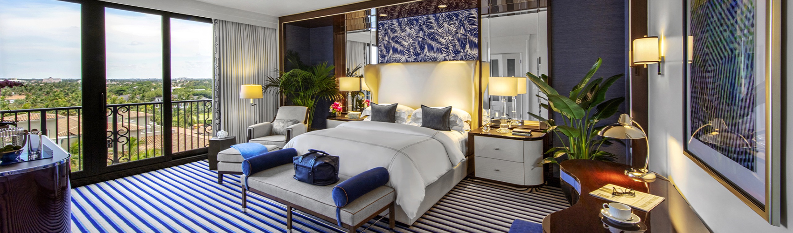 Royal Poinciana Suite with Oceanfront View, living and dining area