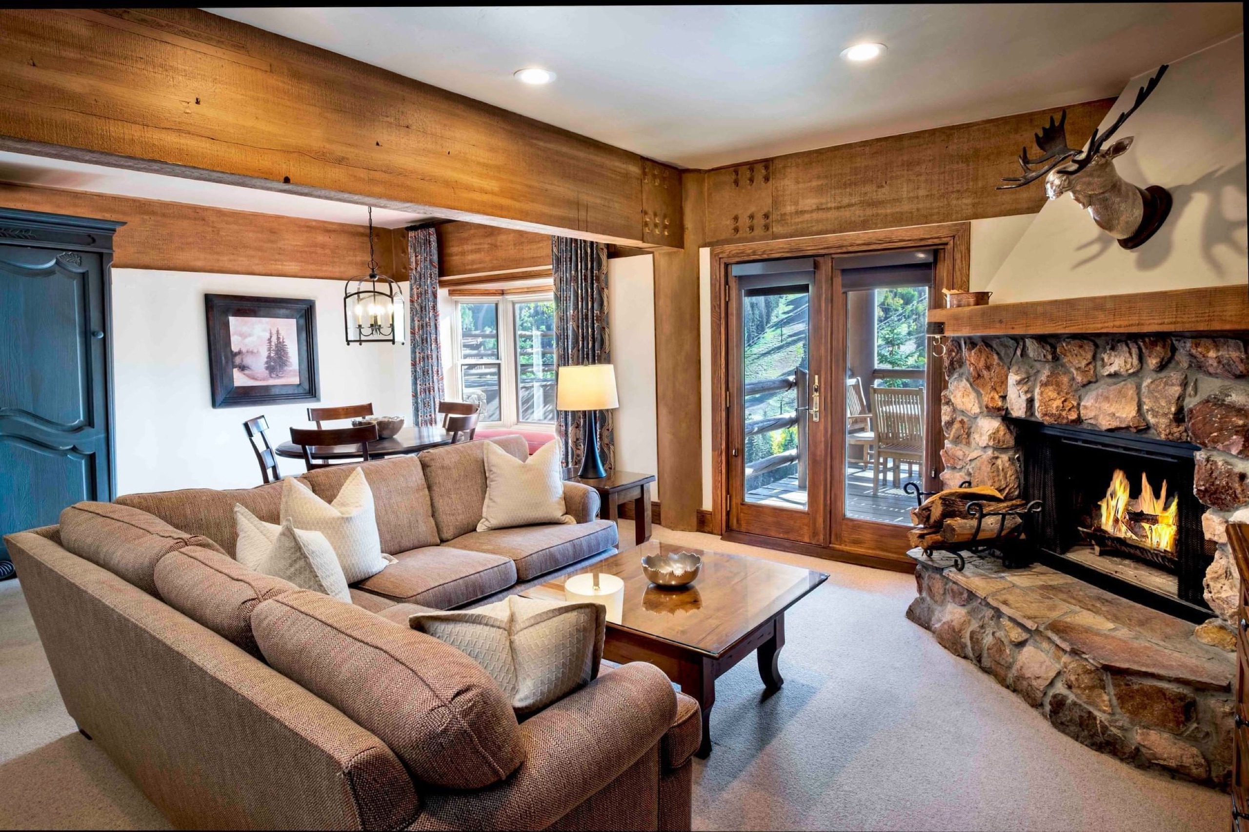 Luxury Suite living room with stone fireplace and elk mount (suite 112-1)