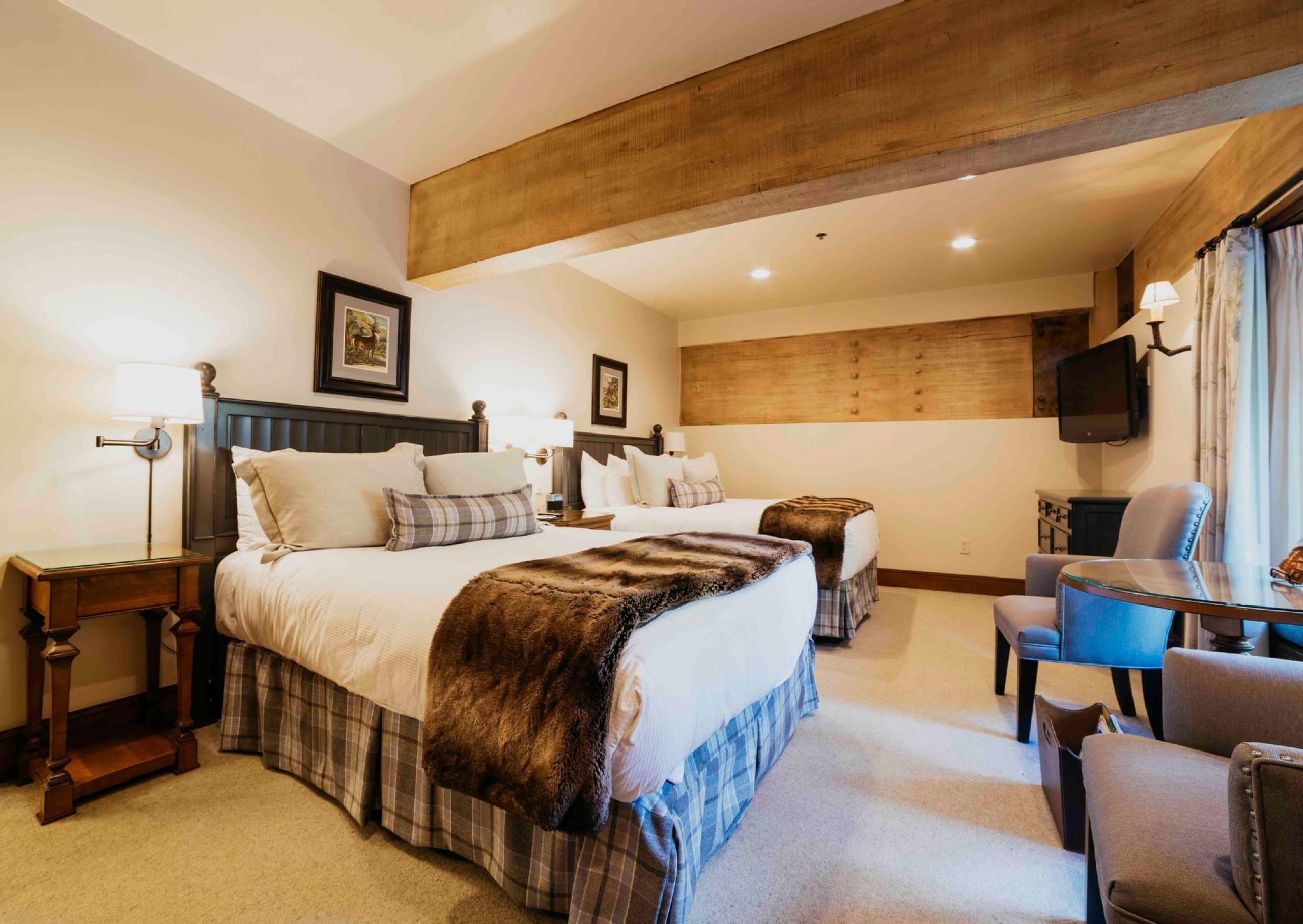 Deluxe King bedroom with sitting area and desk (room 109-2)