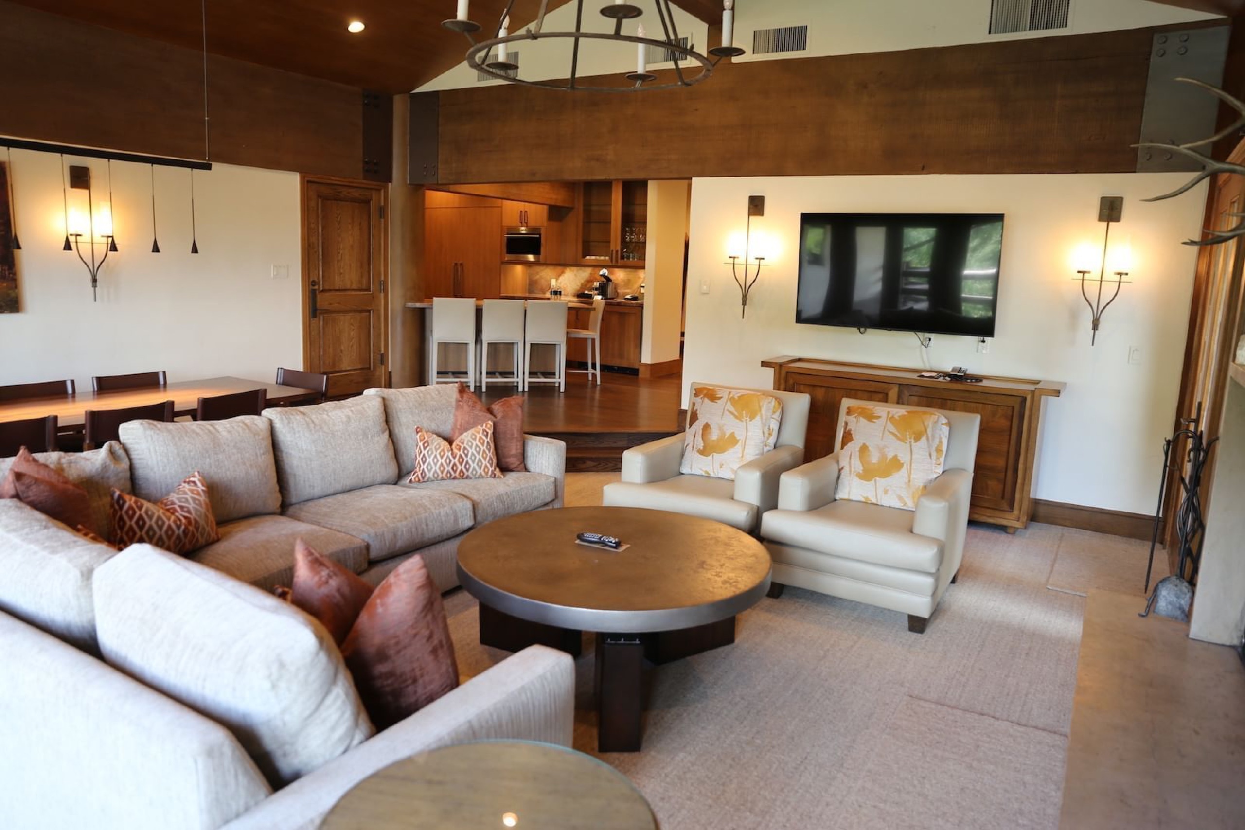 Flagstaff Grand Suite living room, leather sofas under vaulted ceiling