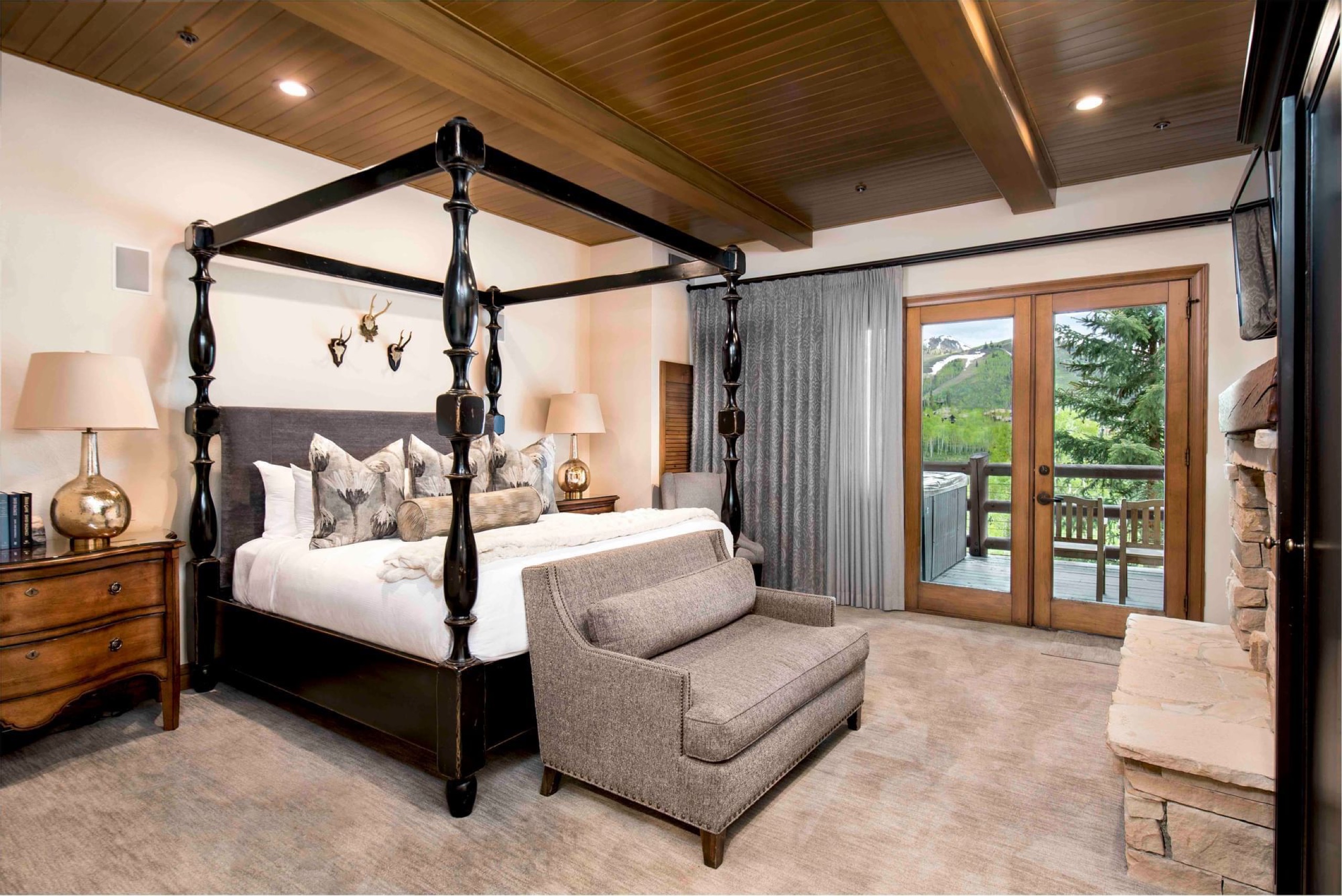 Luxury Suite master bedroom, four-poster bed and balcony doors (suite 119-1)