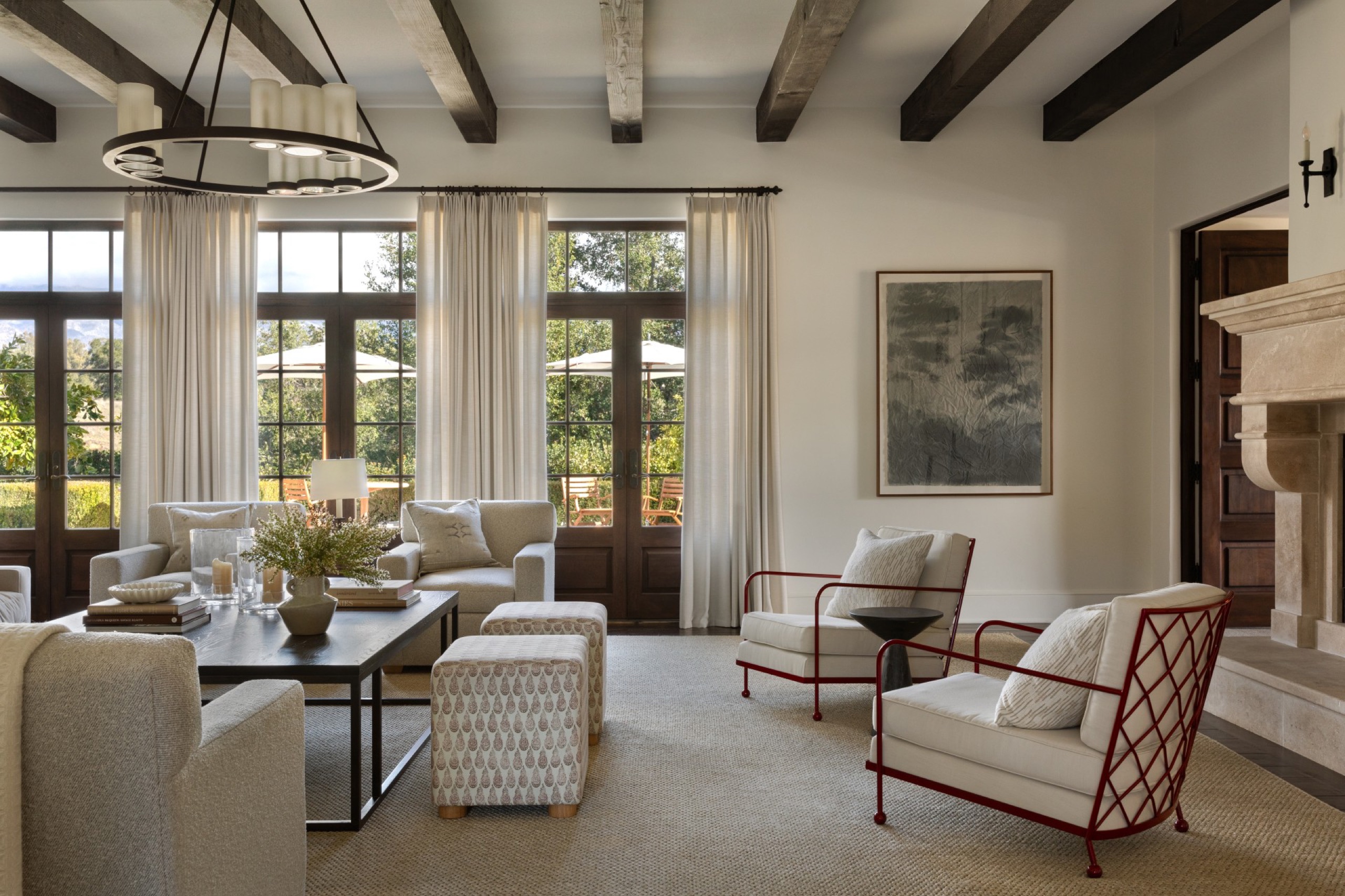 Casa Elar — great room with beamed ceiling and fireplace