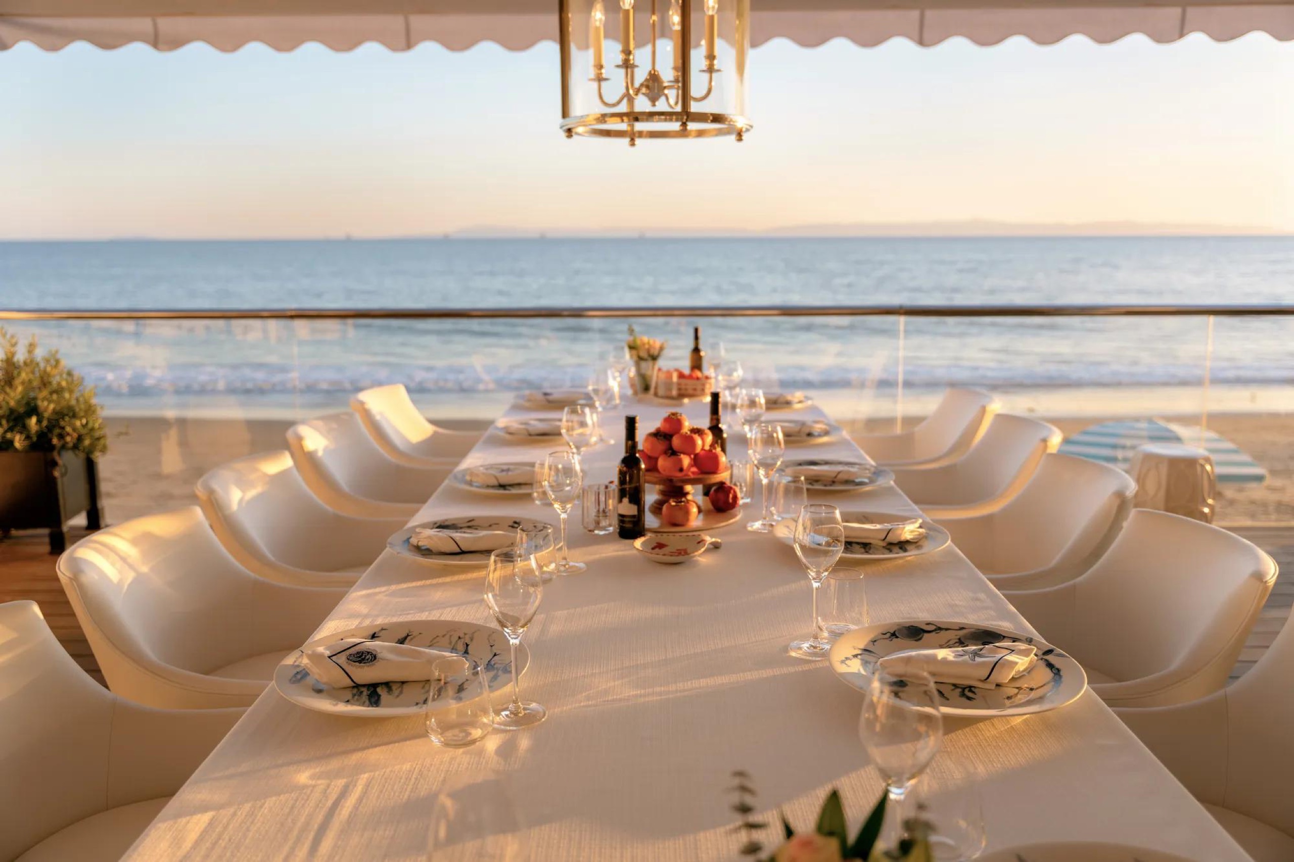 FronteMare: oceanfront table set for lunch above the sand