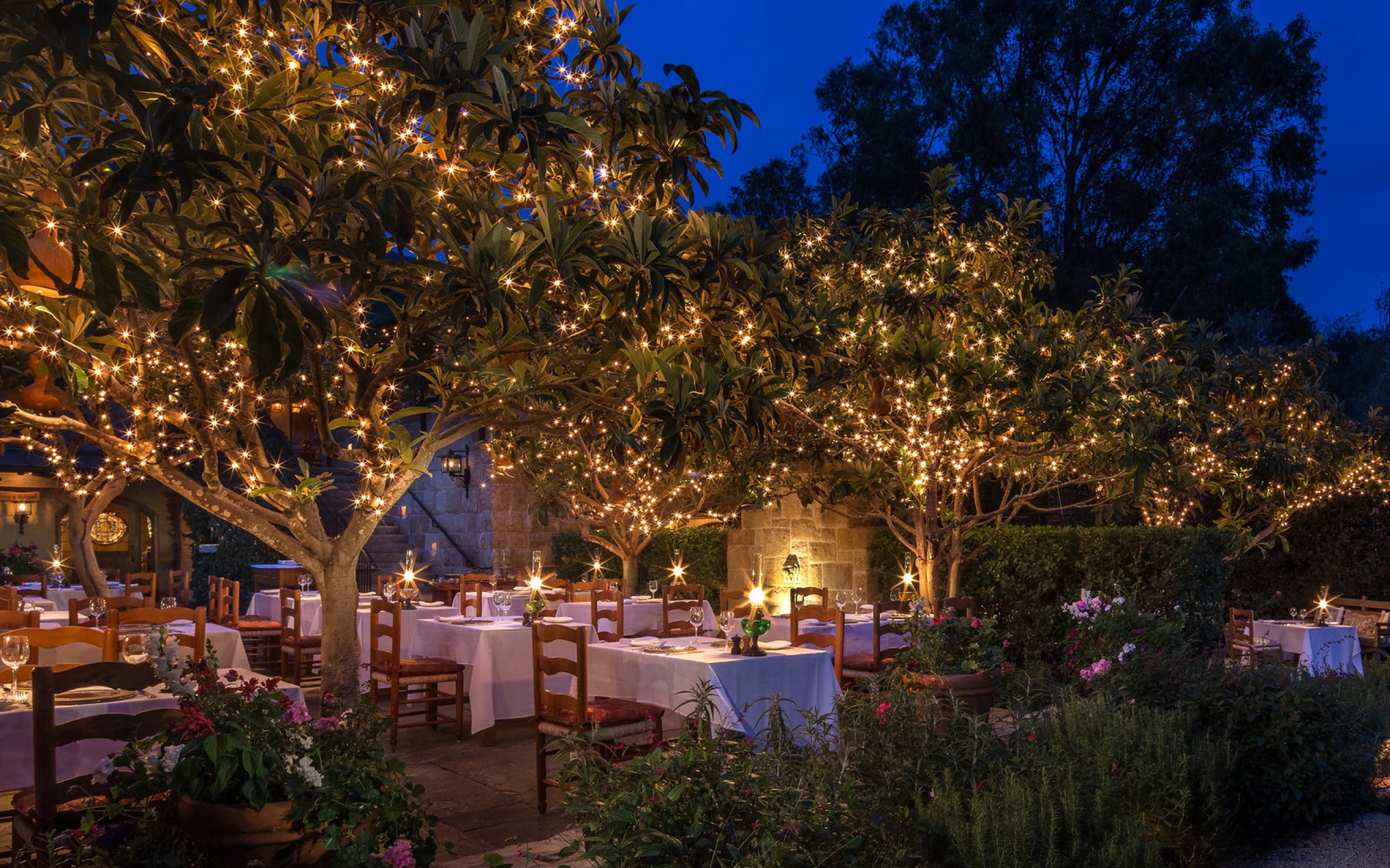 Stonehouse Restaurant at night under lit oak trees