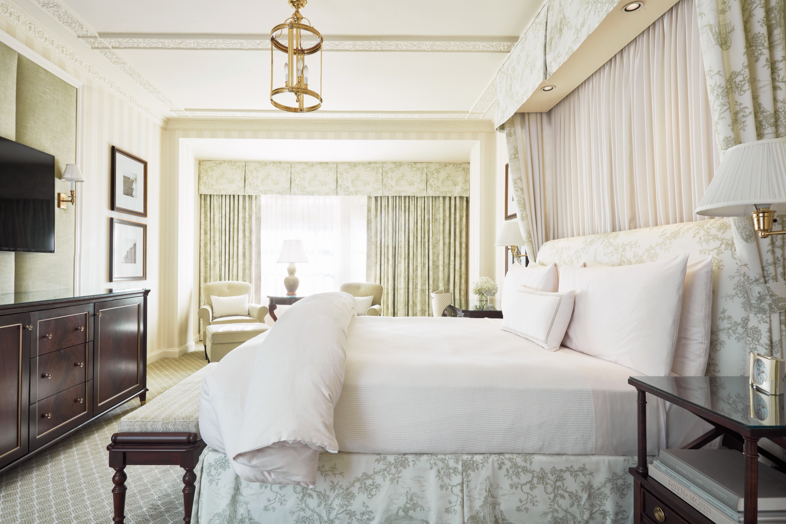 Executive Studio - king bed with sitting area